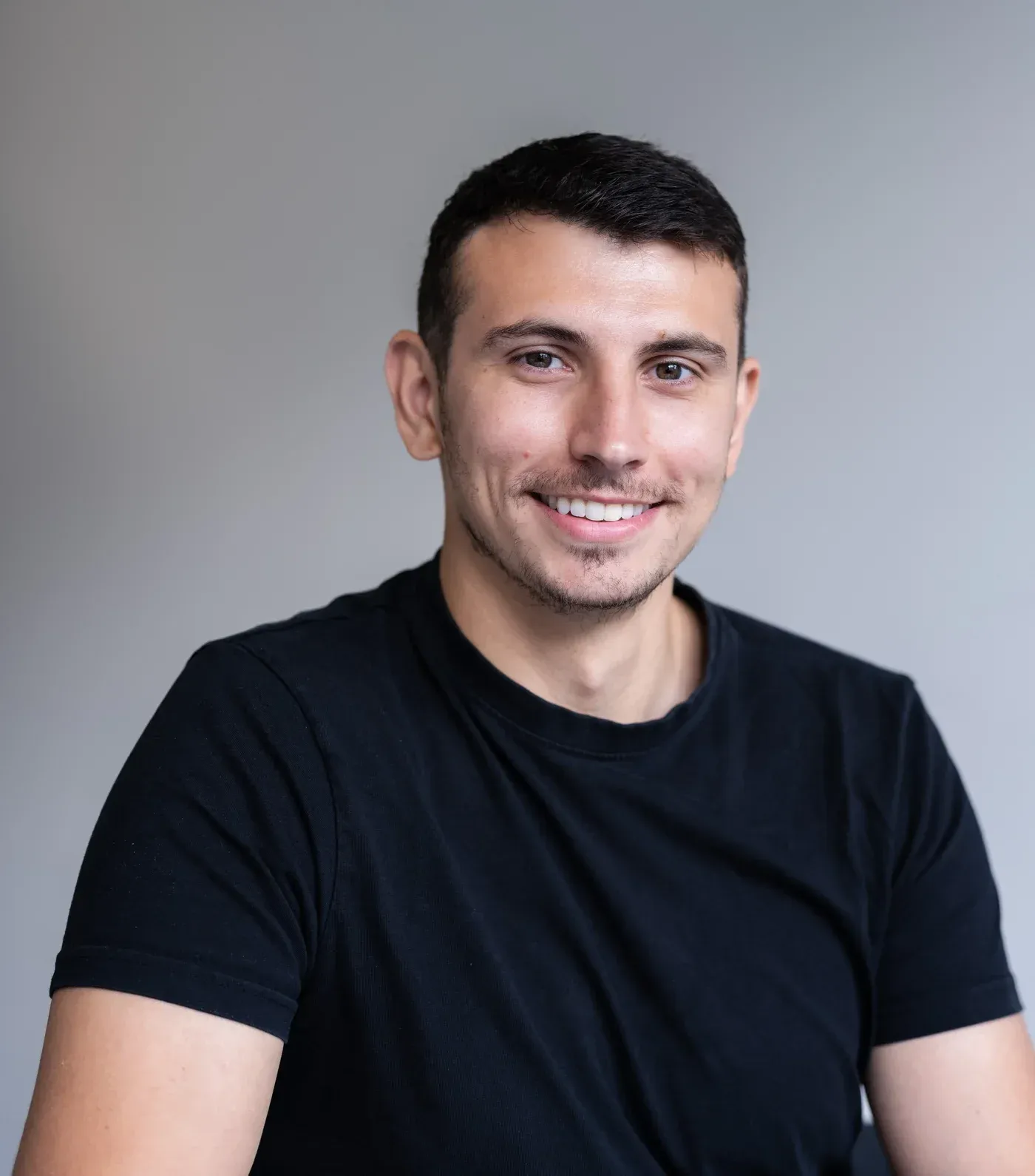 Srecko Milosavljevic, Geschäftsleiter und Coach von Fortivo, lächelt in die Kamera.